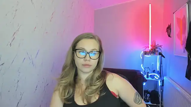 holly xglam online show from October 27, 2025, 8:13 pm