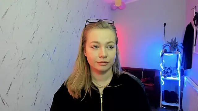 holly xglam online show from February 3, 2026, 8:25 pm