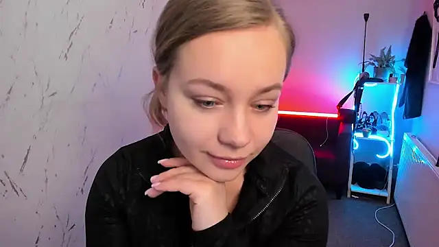 holly xglam online show from February 26, 2026, 7:57 pm