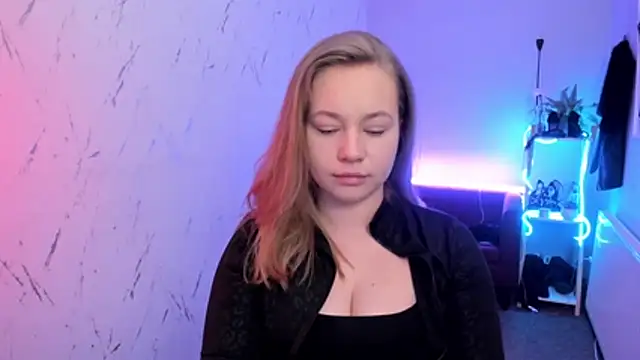 holly xglam online show from April 11, 2026, 6:12 pm