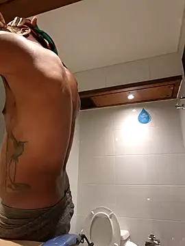 Snapshot of calientoboy chatting on March 22, 2025, 4:04 pm calientoboy online show from March 22, 2025, 4:04 pm