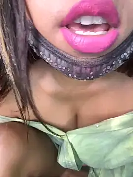 Snapshot of Cinderella-98 chatting on January 27, 2025, 3:04 am Cinderella-98 online show from January 27, 2025, 3:04 am