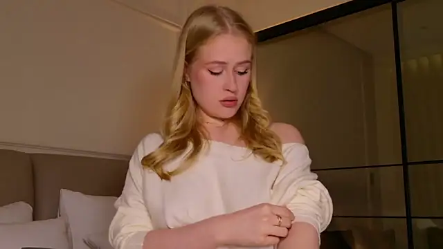 Snapshot of JuliaJaee chatting on November 28, 2025, 2:42 pm JuliaJaee online show from November 28, 2025, 2:42 pm