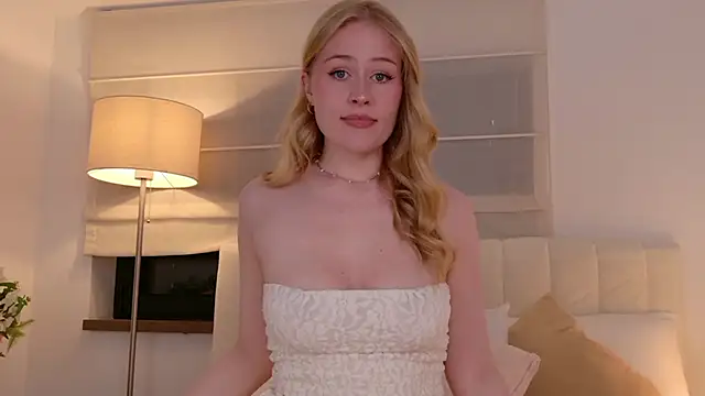 Snapshot of JuliaJaee chatting on April 20, 2026, 4:43 pm JuliaJaee online show from April 20, 2026, 4:43 pm