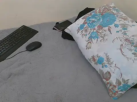 lella-0 online show from February 18, 2025, 4:16 pm