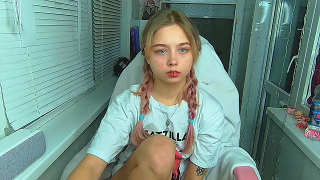 Snapshot of Olivka_Grr chatting on January 6, 2025, 2:25 pm Olivka Grr online show from January 6, 2025, 2:25 pm