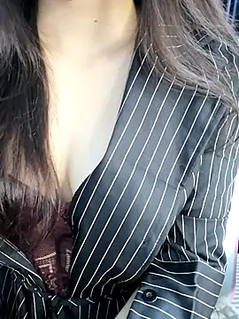 Snapshot of _Linez_ chatting on September 27, 2025, 6:13 pm  Linez  online show from September 27, 2025, 6:13 pm