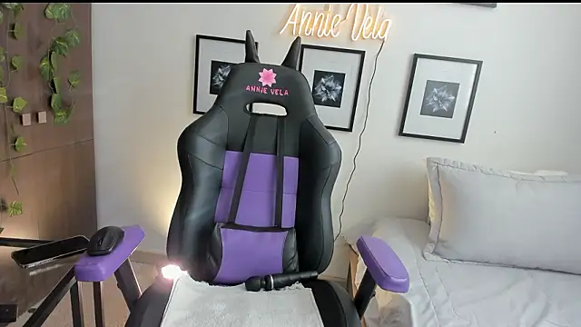 Annie Velas  online show from March 19, 2026, 9:19 pm