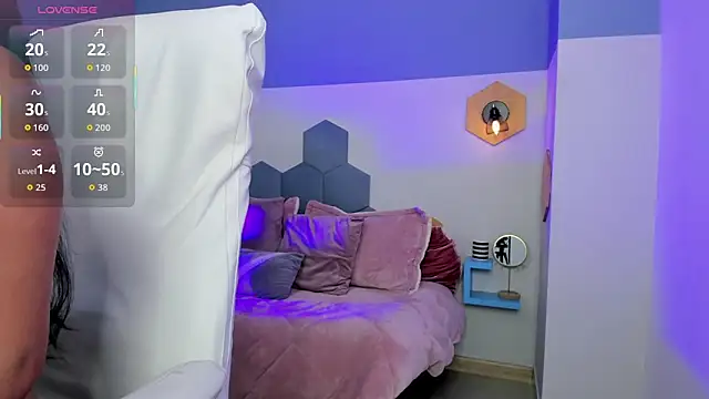 Chloe fischer  online show from September 18, 2025, 2:52 pm