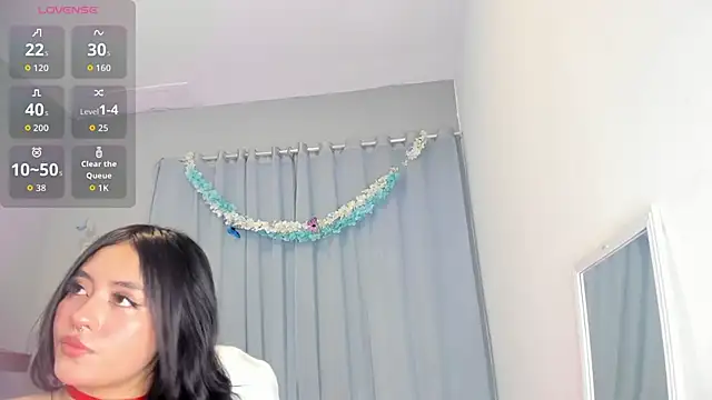 Chloe fischer  online show from April 22, 2026, 2:40 pm