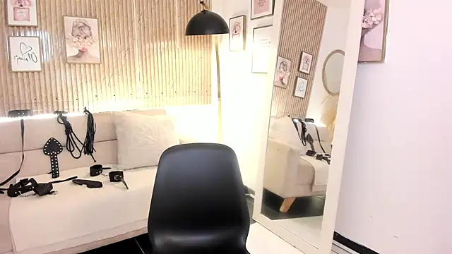 RACHEL EV online show from September 18, 2025, 4:36 am