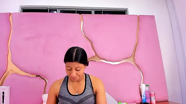 VaneLin18 online show from November 22, 2025, 8:52 pm