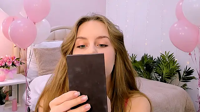 Snapshot of RozzitaBedberry chatting on January 28, 2025, 9:08 am RozzitaBedberry online show from January 28, 2025, 9:08 am