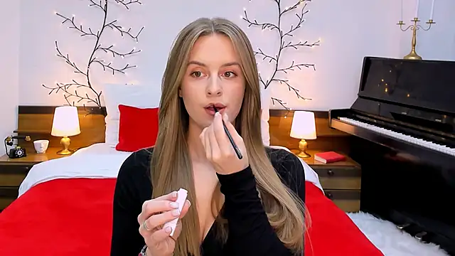 Snapshot of RozzitaBedberry chatting on February 2, 2025, 4:11 pm RozzitaBedberry online show from February 2, 2025, 4:11 pm