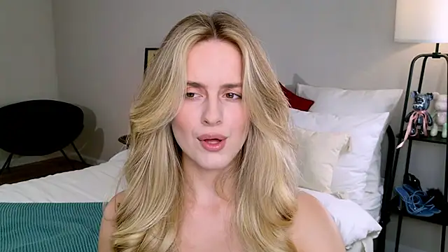 Snapshot of RozzitaBedberry chatting on October 5, 2025, 12:03 pm RozzitaBedberry online show from October 5, 2025, 12:03 pm