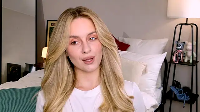 Snapshot of RozzitaBedberry chatting on October 17, 2025, 1:14 pm RozzitaBedberry online show from October 17, 2025, 1:14 pm