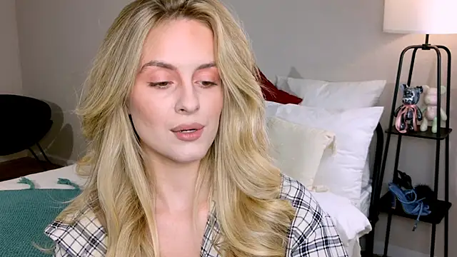 Snapshot of RozzitaBedberry chatting on October 19, 2025, 1:45 pm RozzitaBedberry online show from October 19, 2025, 1:45 pm