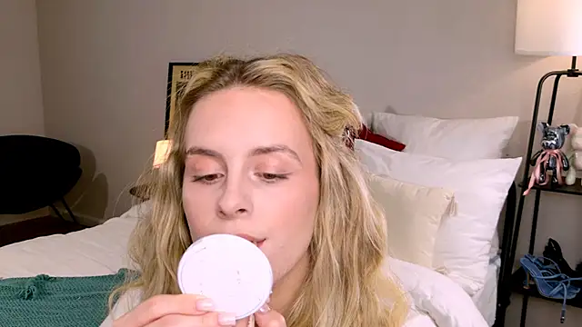 Snapshot of RozzitaBedberry chatting on October 29, 2025, 1:02 pm RozzitaBedberry online show from October 29, 2025, 1:02 pm