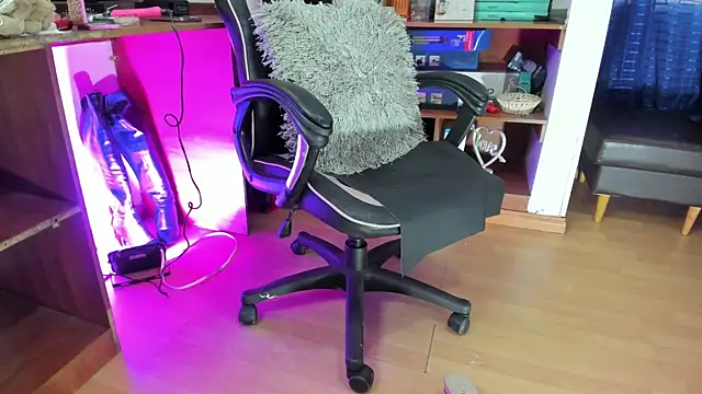 LiaTaylorr online show from October 14, 2025, 12:28 pm