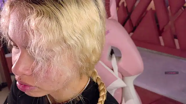 Haelycute online show from December 3, 2025, 11:19 am