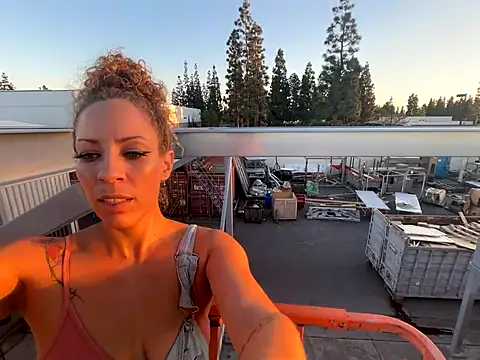 Snapshot of frisque1 chatting on October 18, 2025, 12:57 am frisque1 online show from October 18, 2025, 12:57 am