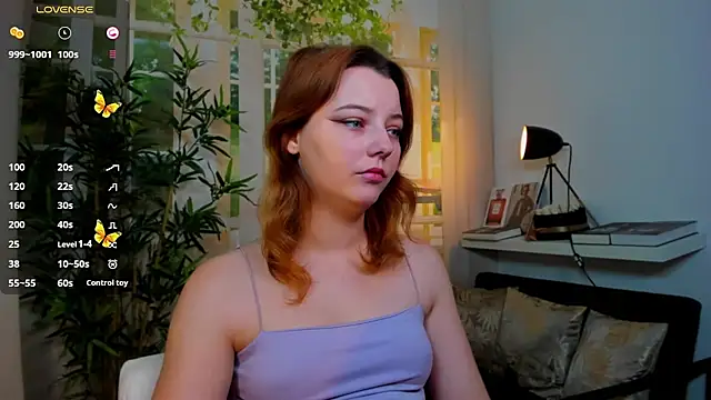 pretty little thing online show from November 28, 2025, 3:47 pm