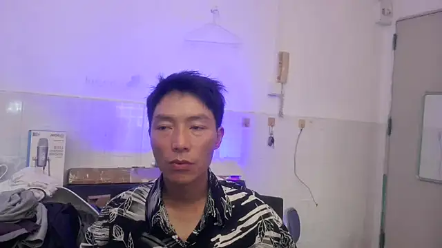 xhqds online show from April 23, 2026, 6:47 am