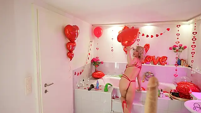 missdaisydiamond777 online show from February 14, 2025, 2:02 pm