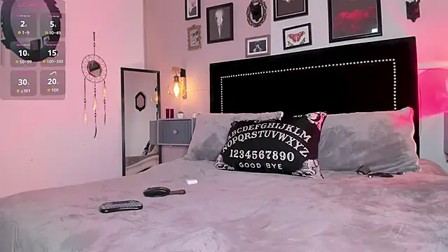 ninaevanss  online show from February 8, 2026, 8:01 pm