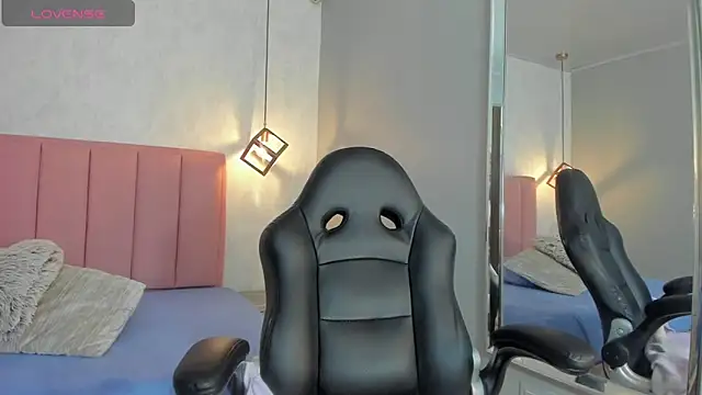 SUNNYCYRUS online show from September 12, 2025, 12:38 pm