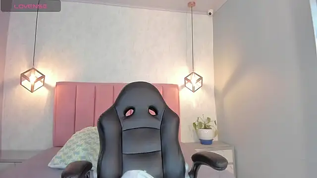 SUNNYCYRUS online show from October 17, 2025, 12:30 pm