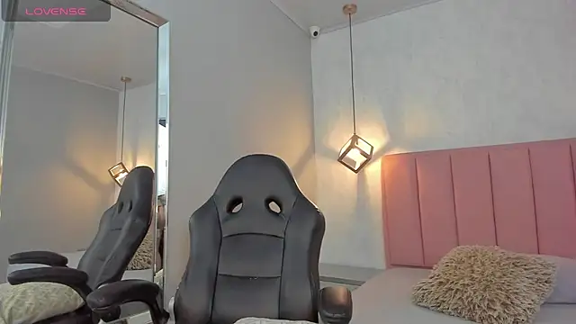 SUNNYCYRUS online show from February 26, 2026, 12:37 pm