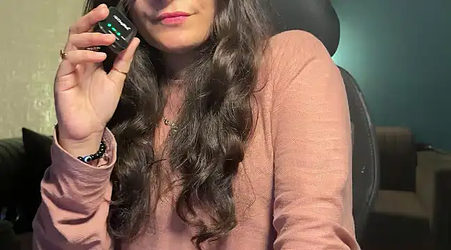 Snapshot of demieliss chatting on December 15, 2024, 7:10 pm demieliss online show from December 15, 2024, 7:10 pm