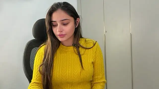 Snapshot of demieliss chatting on December 22, 2025, 5:43 pm demieliss online show from December 22, 2025, 5:43 pm