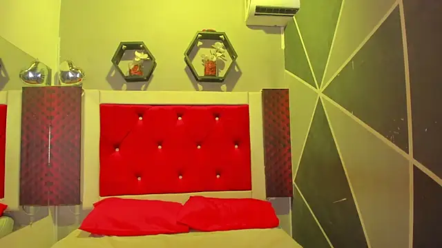 Snapshot of Karoll014 chatting on February 9, 2026, 12:09 pm Karoll014 online show from February 9, 2026, 12:09 pm