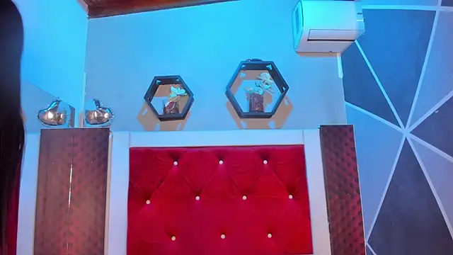 Snapshot of Karoll014 chatting on February 10, 2026, 12:20 pm Karoll014 online show from February 10, 2026, 12:20 pm