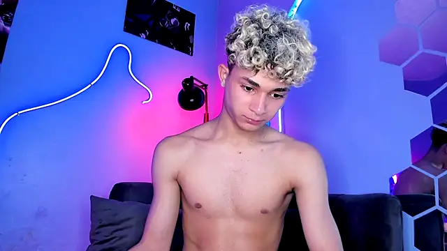 Snapshot of ASHTON_REITENBACH01 chatting on December 4, 2024, 10:51 pm ASHTON REITENBACH01 online show from December 4, 2024, 10:51 pm