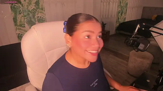 loly marce online show from April 12, 2026, 7:41 pm