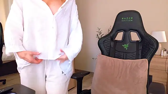 joycesilver online show from April 7, 2026, 9:32 am