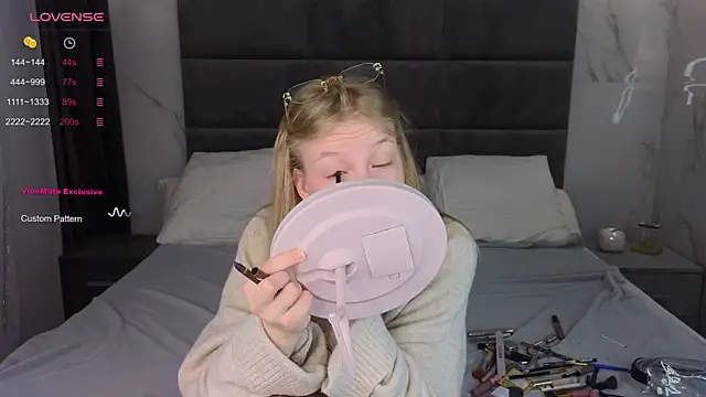 Sarra Cooper online show from March 14, 2025, 1:16 am