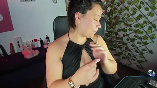 Amy hoy69 online show from February 25, 2026, 2:43 am