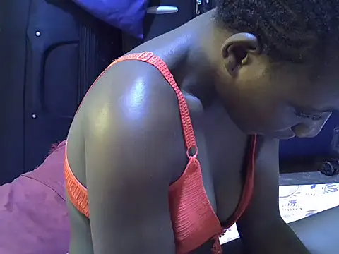 Adaline-Paris online show from October 25, 2025, 7:27 am