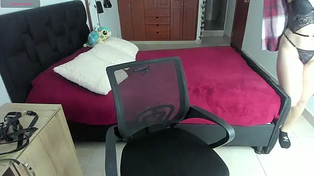 Snapshot of Fiore_Sanz_ chatting on February 22, 2025, 2:06 am Fiore Sanz online show from February 22, 2025, 2:06 am