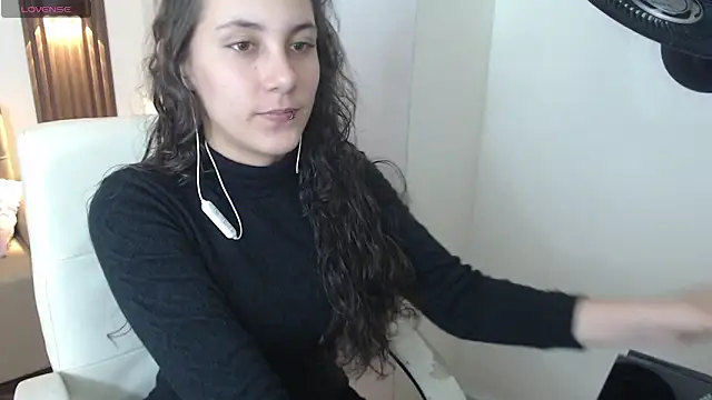 xlunna online show from September 26, 2025, 8:02 pm