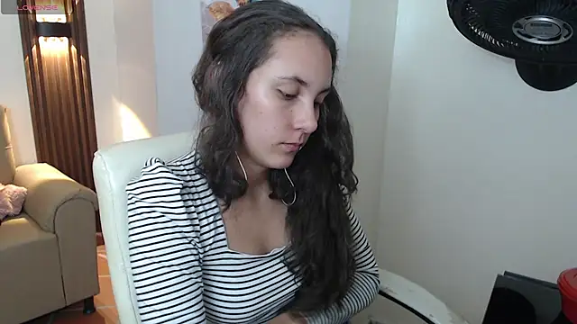 xlunna online show from October 15, 2025, 7:36 pm