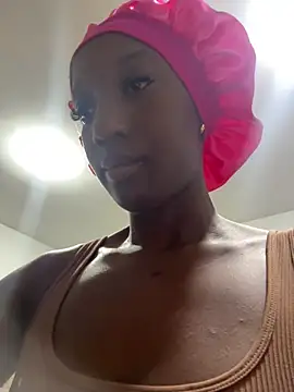 Snapshot of FiorelaLenin chatting on February 16, 2026, 12:18 am FiorelaLenin online show from February 16, 2026, 12:18 am