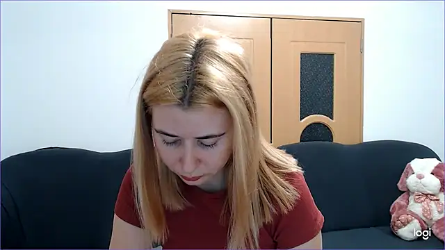 Snapshot of VioletaFlower7 chatting on February 17, 2025, 9:56 am VioletaFlower7 online show from February 17, 2025, 9:56 am