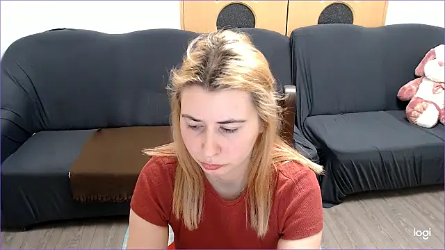 Snapshot of VioletaFlower7 chatting on March 17, 2025, 4:43 pm VioletaFlower7 online show from March 17, 2025, 4:43 pm