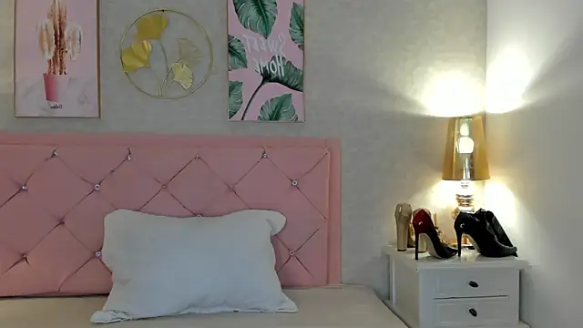 Snapshot of Ginger_Violetta_ chatting on January 14, 2025, 7:43 pm Ginger Violetta online show from January 14, 2025, 7:43 pm