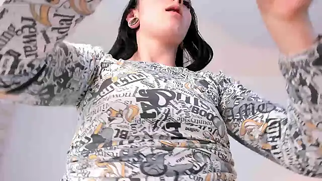 liaqueen610 online show from December 19, 2024, 2:45 am